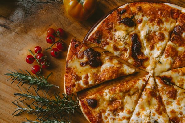 Quel est le meilleur itinéraire pour un tour gastronomique des spécialités locales à Naples?